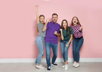 Un groupe de personnes qui crient de joie
