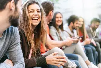 Un groupe de personnes en ligne