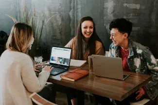 Trois personnes autour d'une table