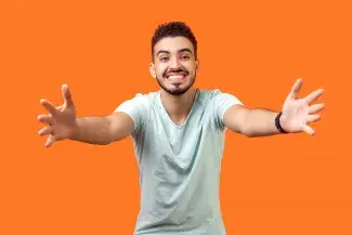 Un jeune homme qui souri