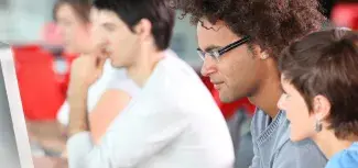 Des personnes qui travaillent sur des ordinateurs