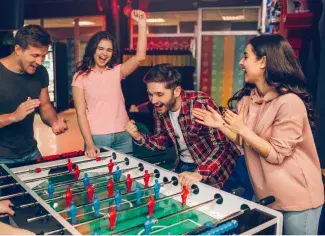 Un groupe de personnes jouant au babyfoot
