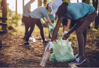 Un groupe de personnes qui ramassent des déchets 