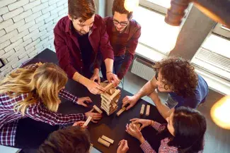 Un groupe de personnes qui jouent au Jenga