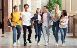 Un groupe de personnes qui rigole
