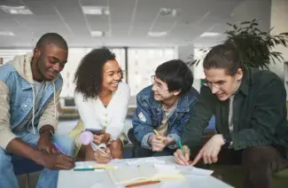 Une groupe de personnes qui travaillent