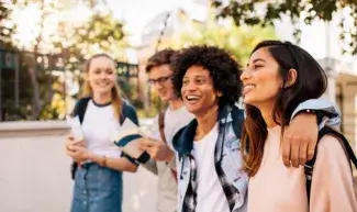 Un groupe de personnes qui sourient