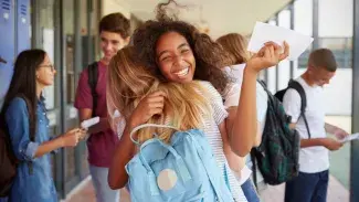 Deux jeunes femmes qui s'enlacent 