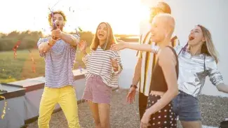 Un groupe de personne heureux