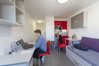 Deux personnes dans un logement étudiant