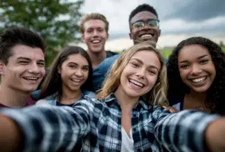 Un groupe de personnes face caméra