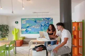 Deux personnes qui travaillent sur un ordinateur