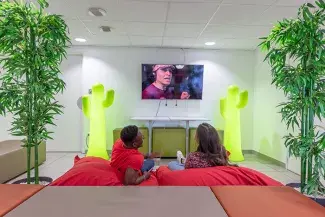 Deux personnes regardant la tv