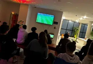 Un groupe de personnes devant une tv
