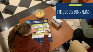 Une jeune femme écrivant sur un table
