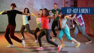 Un groupe de personnes qui danse