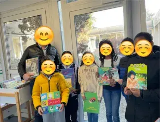 Un homme et un groupe d'enfants avec des émojis sur le visage
