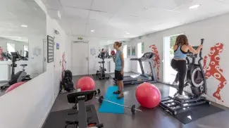 Deux personnes dans une salle de sport