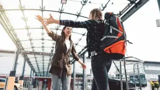 Deux personnes qui se retrouvent dans une gare