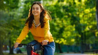 Une jeune femme sur un vélo