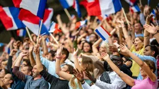 Une foule de supperters avec des drapeaux français