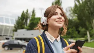 Une jeune femme avec un casque et un téléphone