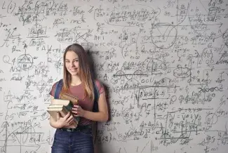 Une jeune femme avec des livres