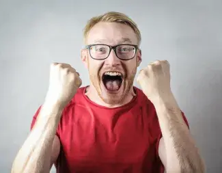 Un jeune homme qui crie de joie
