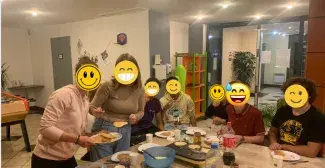 Un groupe de personnes avec des émojis sur les visages