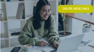Une jeune femme qui travaille sur son ordinateur