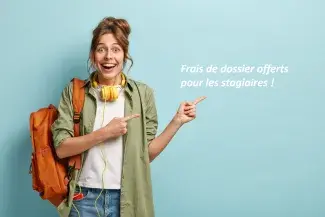 Une jeune femme avec un sac à dos