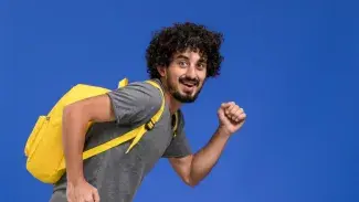 Un jeune homme avec un sac à dos