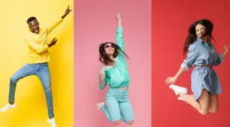 3 personnes qui saute en l'air