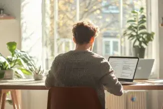 Etudiant travaille dans sa chambre
