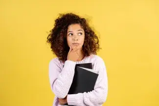 Etudiante réfléchit Studélites Principales questions