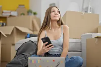 Etudiante préparant un déménagement en résidence étudiante