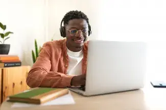 Etudiant avec une bonne connexion internet Studélites