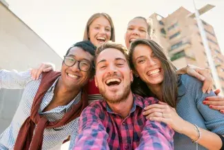 Etudiants souriants devant résidence