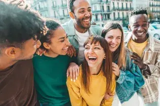 groupe d’étudiants souriants