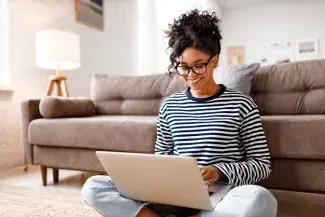 Etudiante souriante en recherche d'appartement