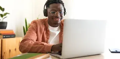 Etudiant avec une bonne connexion internet Studélites