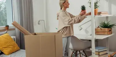 étudiant organisant espace logement