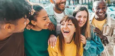 groupe d’étudiants souriants