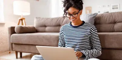 Etudiante souriante en recherche d'appartement